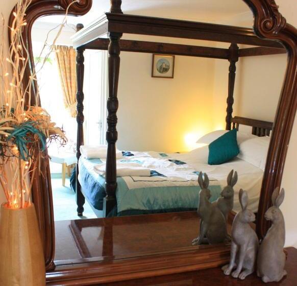 חדר בסיסי, Harefield Hall