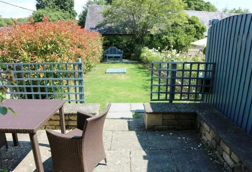 Standard Room Garden View, The Lamb Inn