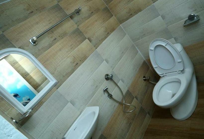 اتاق اکونومی, Funky Art Beach House