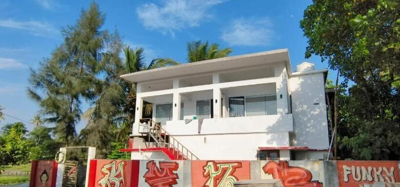 اتاق لوکس, Funky Art Beach House