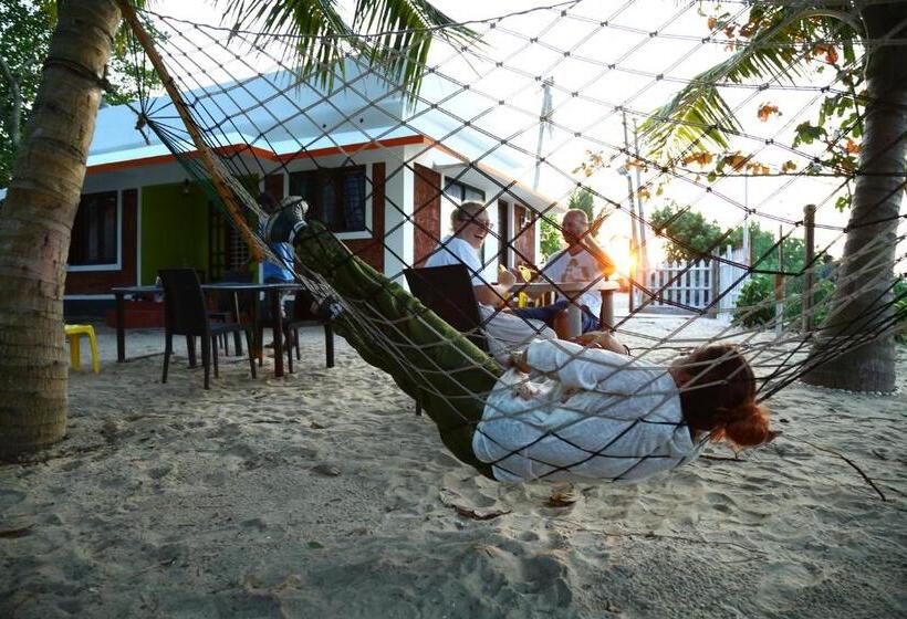 اتاق سه نفره دلوکس با چشم‌انداز دریا, Funky Art Beach House