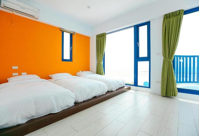 اتاق خانوادگی با چشمانداز دریا, Travel Light House