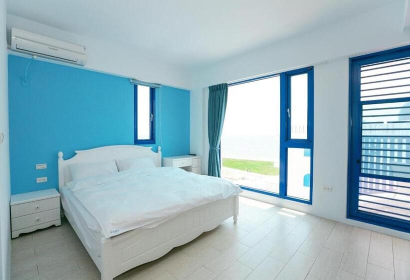 اتاق خانوادگی با چشمانداز دریا, Travel Light House