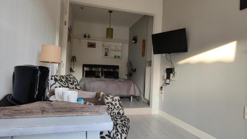 Standard room with outdoor bath, Uit Alle Windstreken