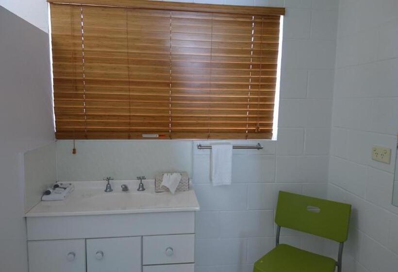 חדר משפחתי, Bororen Hotel Motel