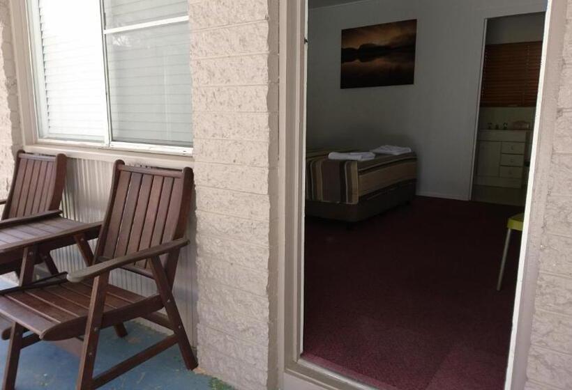 חדר משפחתי, Bororen Hotel Motel