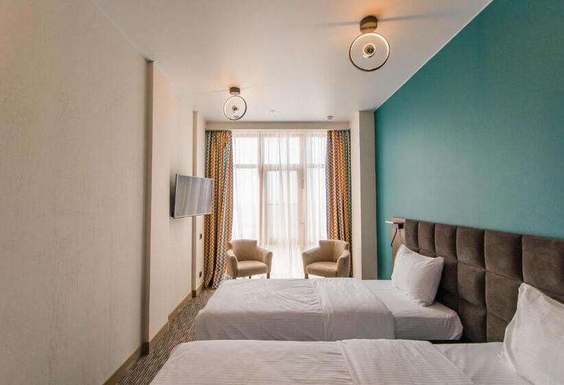 سوییت با چشم‌انداز دریا, Aquamarine Family Club