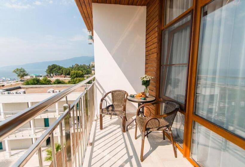 سوییت با چشم‌انداز دریا, Aquamarine Family Club