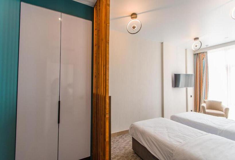 سوییت با چشم‌انداز دریا, Aquamarine Family Club