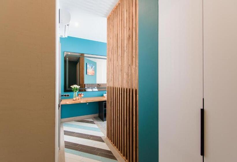 اتاق لوکس با چشم‌انداز دریا, Aquamarine Family Club