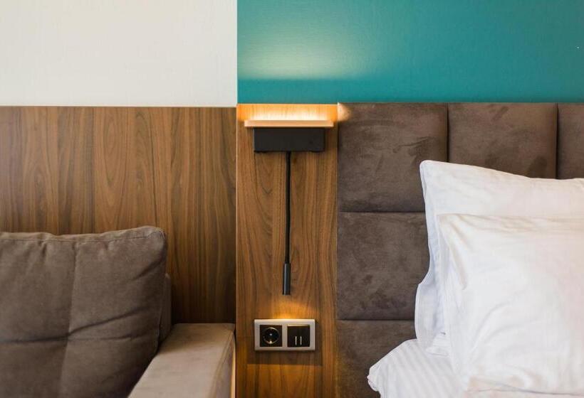 اتاق لوکس با چشم‌انداز دریا, Aquamarine Family Club