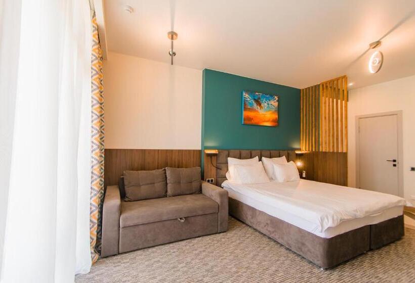 اتاق خانوادگی, Aquamarine Family Club