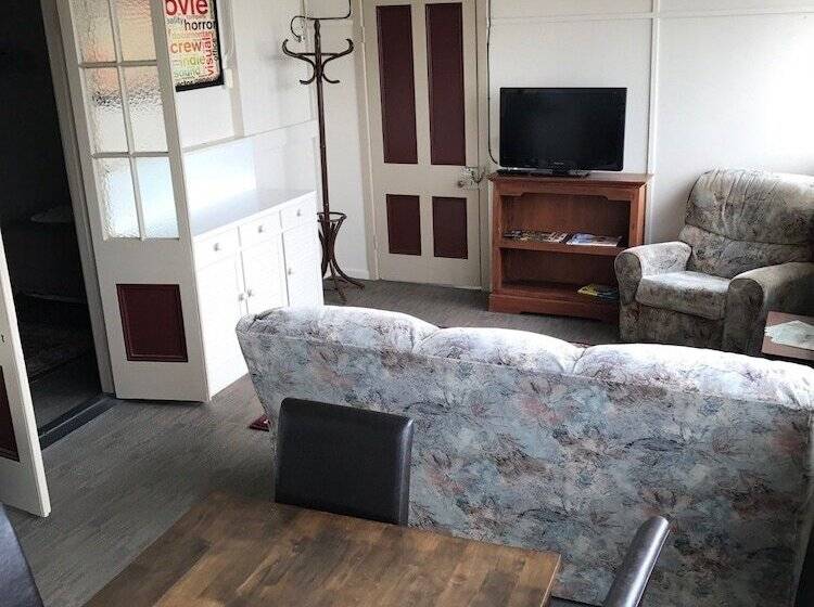 חדר משפחתי, Exchange Hotel Toogoolawah