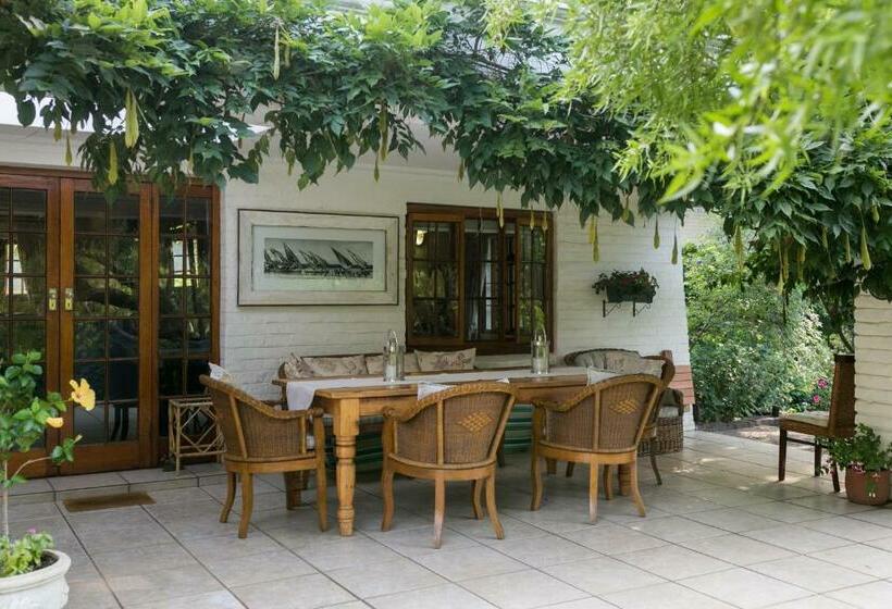 스위트 킹사이즈 침대, Grace Guest House