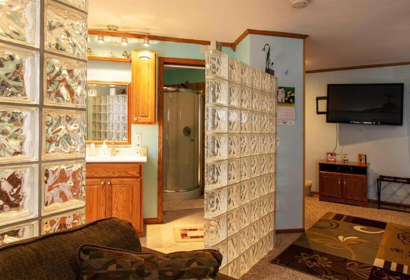 جناح مزود بجاكوزى, Shane Acres Country Inn