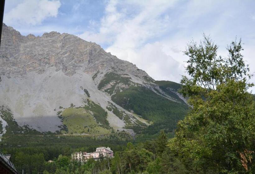 اتاق خانوادگی با چشم‌انداز کوه, Albergo Alpina