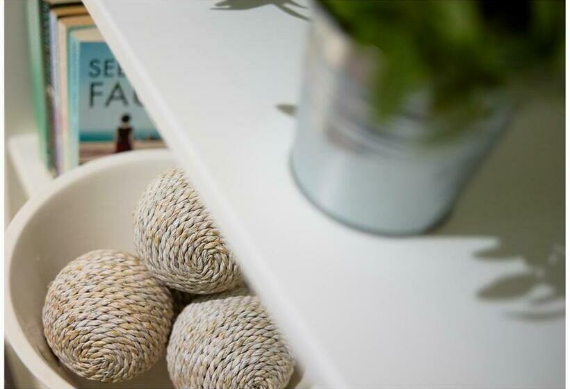 غرفة ديلوكس سرير كينج, The Three Hills