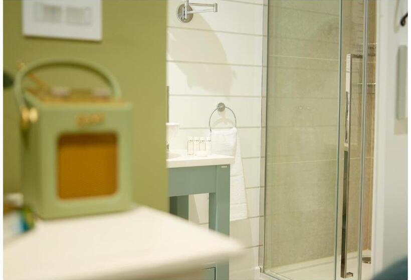 חדר דלוקס, The Three Hills