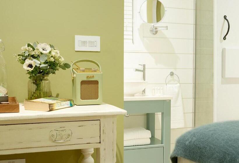 غرفة ديلوكس, The Three Hills