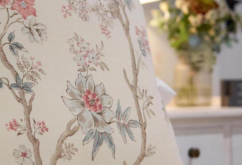 غرفة سوبيريور سرير كينج, The Three Hills