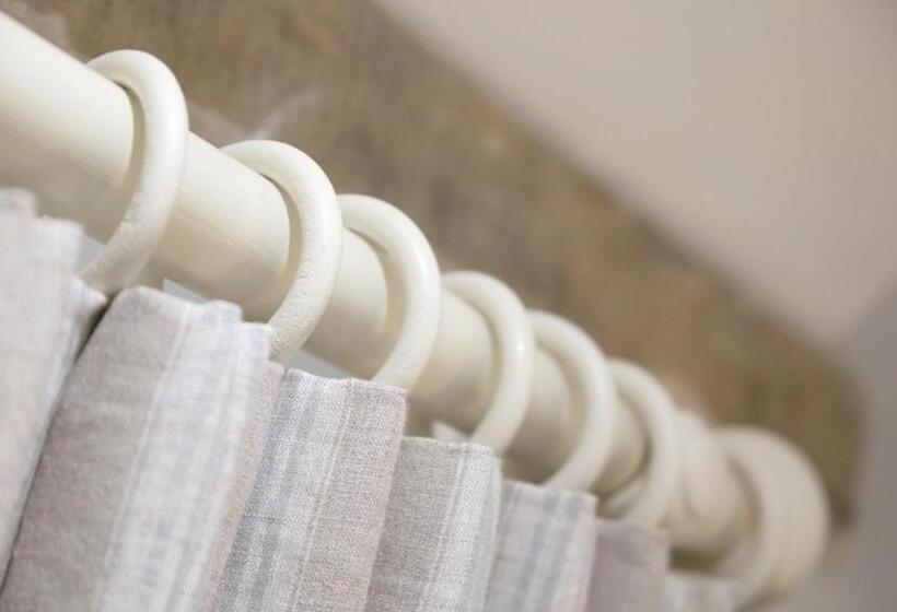 חדר דלוקס, The Three Hills