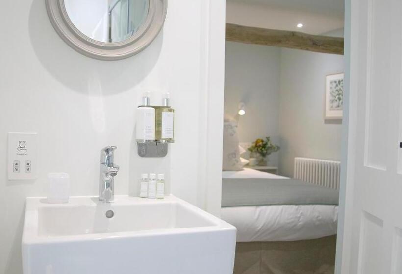 غرفة ديلوكس, The Three Hills