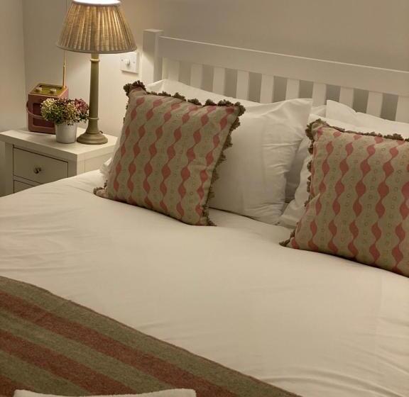 شقة غرفتين, The Three Hills