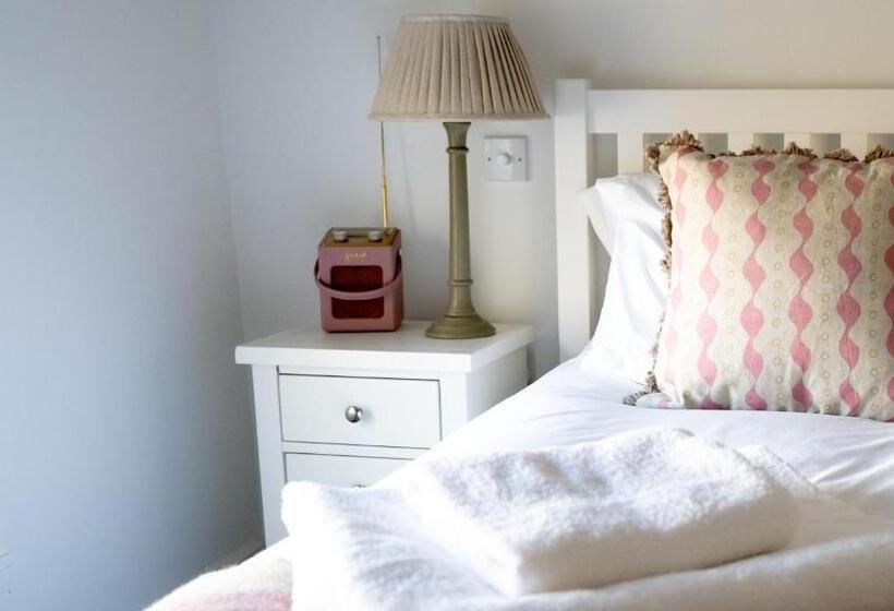 شقة غرفتين, The Three Hills