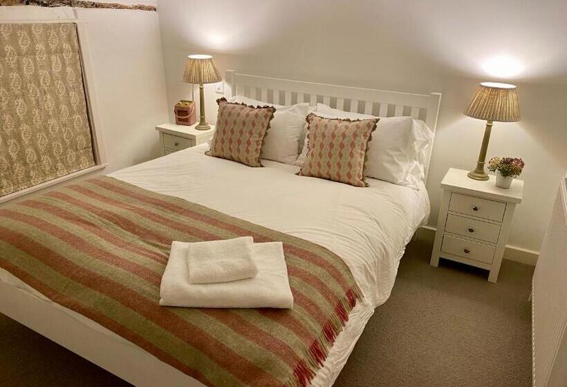 شقة غرفتين, The Three Hills