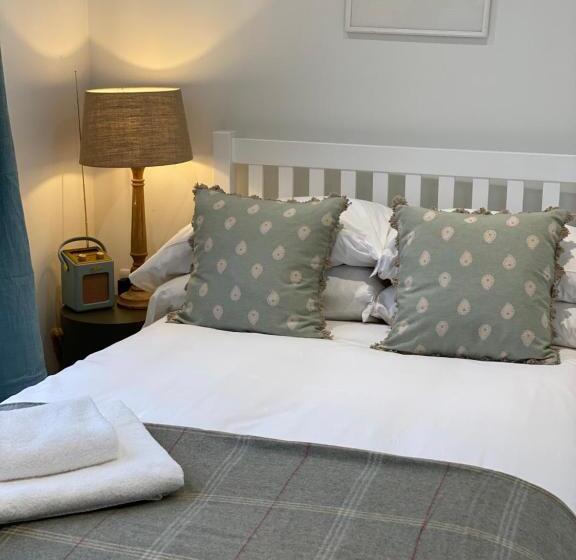 شقة غرفتين, The Three Hills