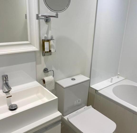 شقة غرفتين, The Three Hills