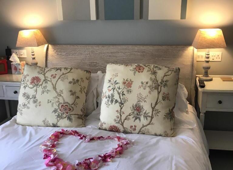 غرفة سوبيريور سرير كينج, The Three Hills