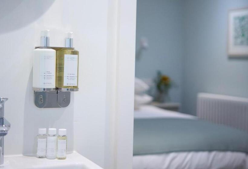 غرفة ديلوكس, The Three Hills