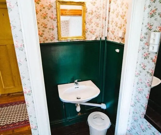 バスルーム共有のトリプルスタンダード, Urshult Hotell