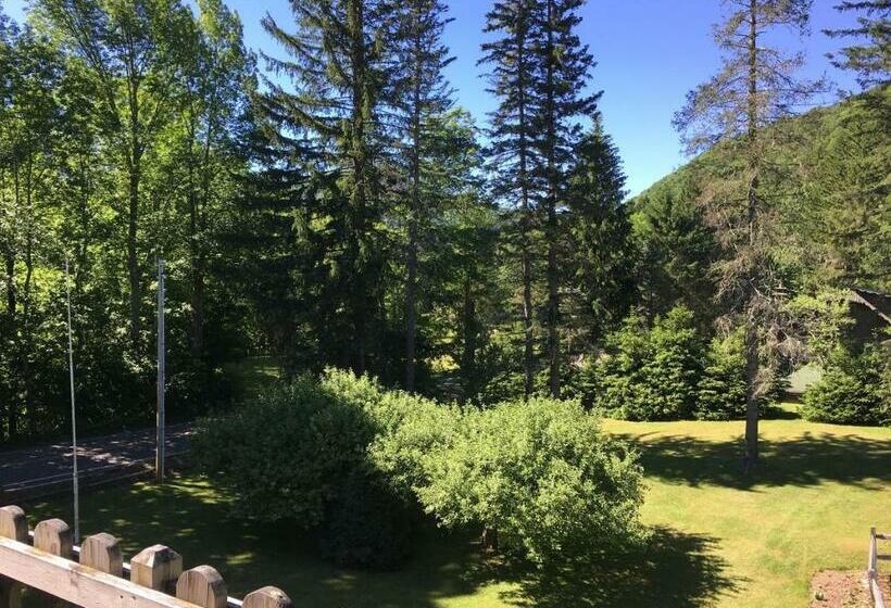 חדר משפחתי, Slide Mountain Forest House