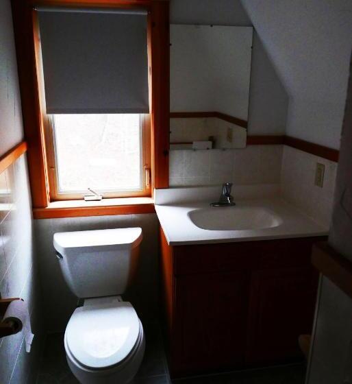 חדר משפחתי, Slide Mountain Forest House