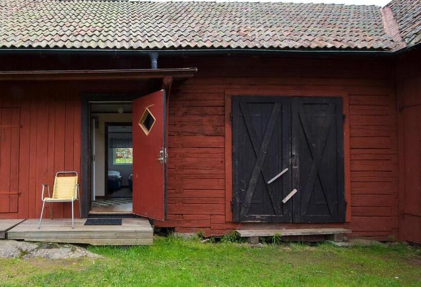 Standard Neljän Hengen Huone Jaettu Kylpyhuone, Stf Tivedstorp