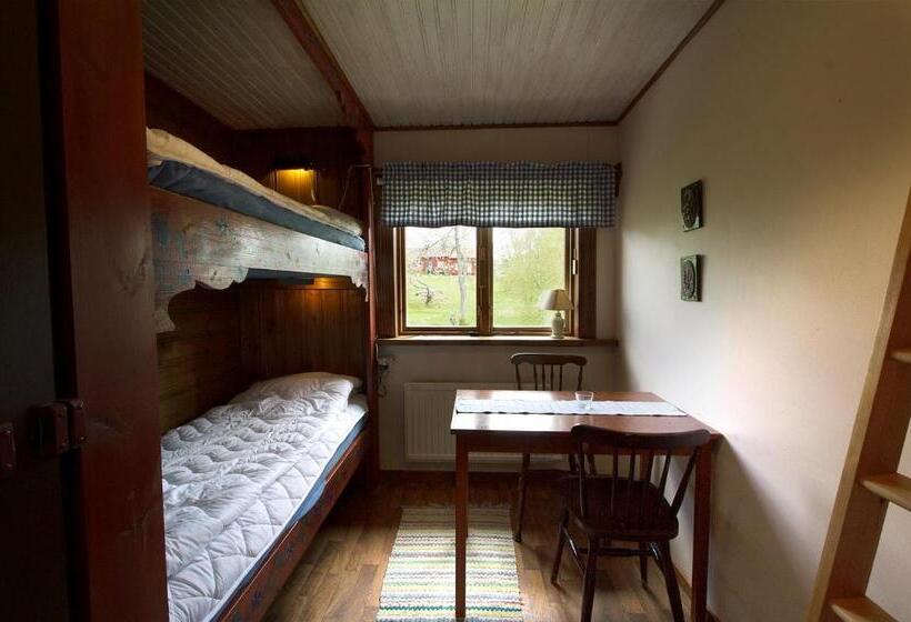 Standard Neljän Hengen Huone Jaettu Kylpyhuone, Stf Tivedstorp