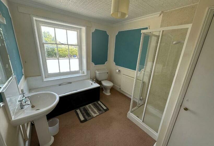 غرفة عائلية, The Penruddocke Arms