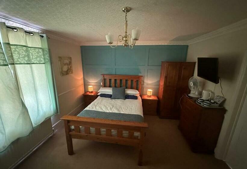 غرفة عائلية, The Penruddocke Arms