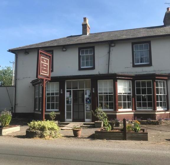 غرفة عائلية, The Penruddocke Arms