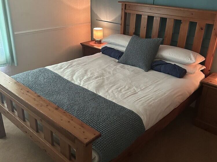 غرفة عائلية, The Penruddocke Arms