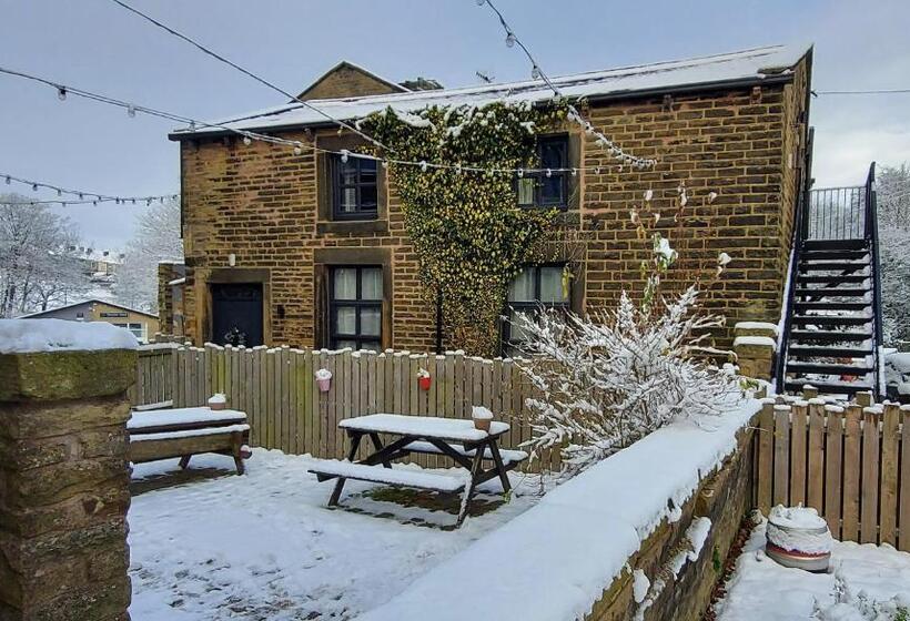带大床的高级房间, Trawden Arms Community Owned Pub