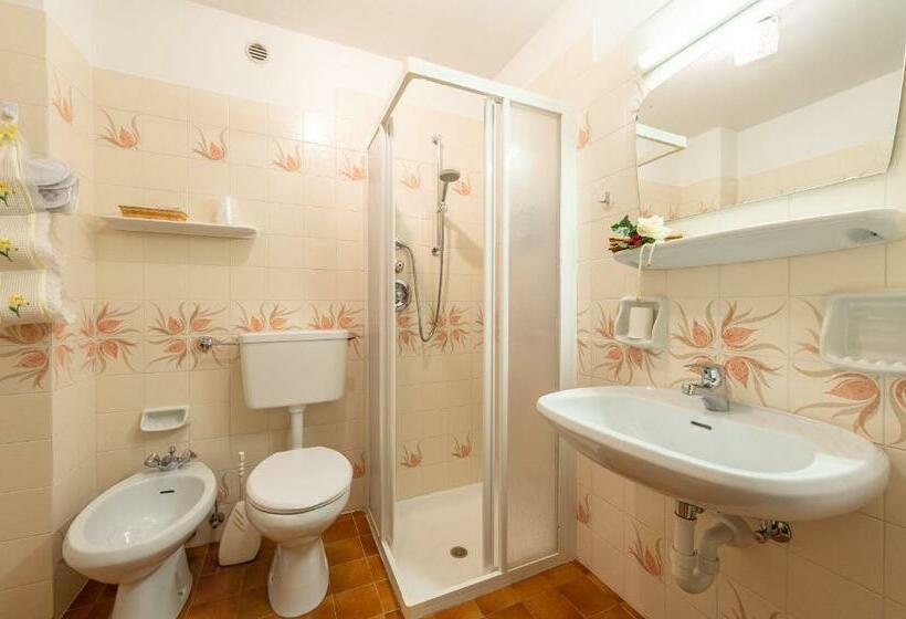 غرفة قياسية ثلاثية, Villa Clara