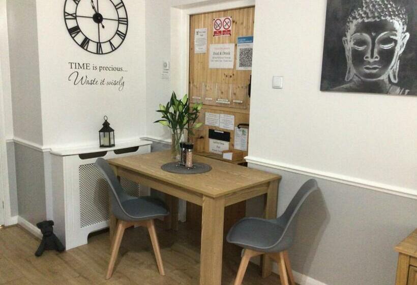 חדר דלוקס, Meerkat Manor