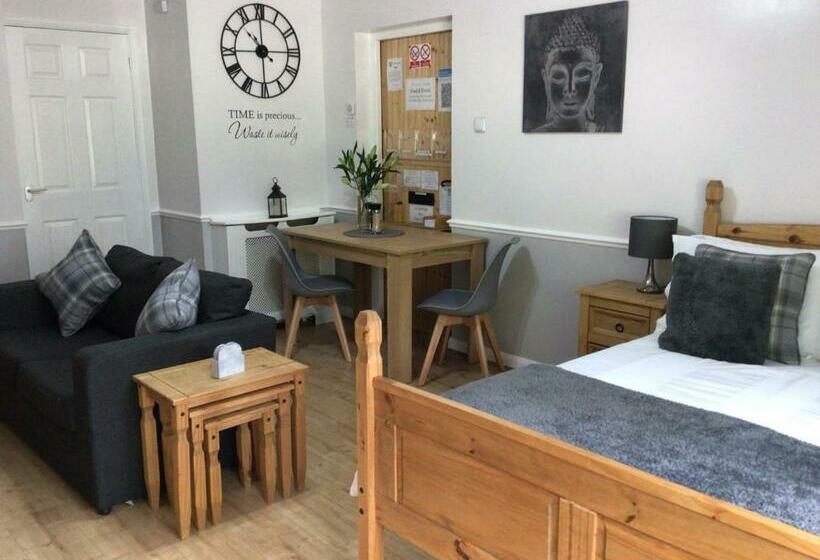 חדר דלוקס, Meerkat Manor