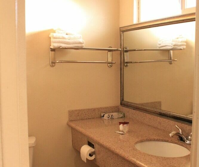 غرفه قياسيه سريرين مزدوجين, Menifee Inn