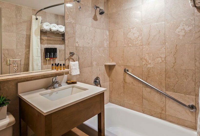 带2个双人床的标准工作室, Best Western Plus Atlantic Beach Resort