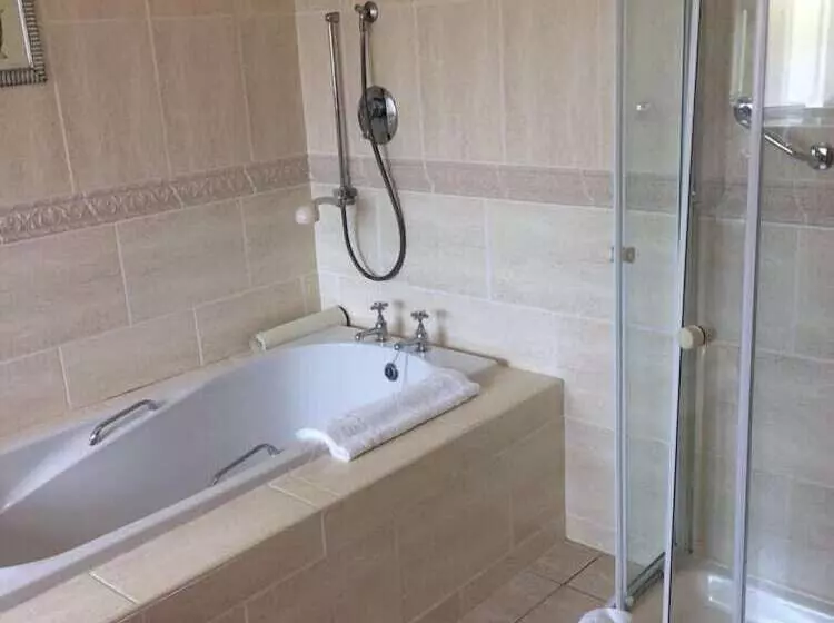 اتاق خانوادگی, Cashen Course House