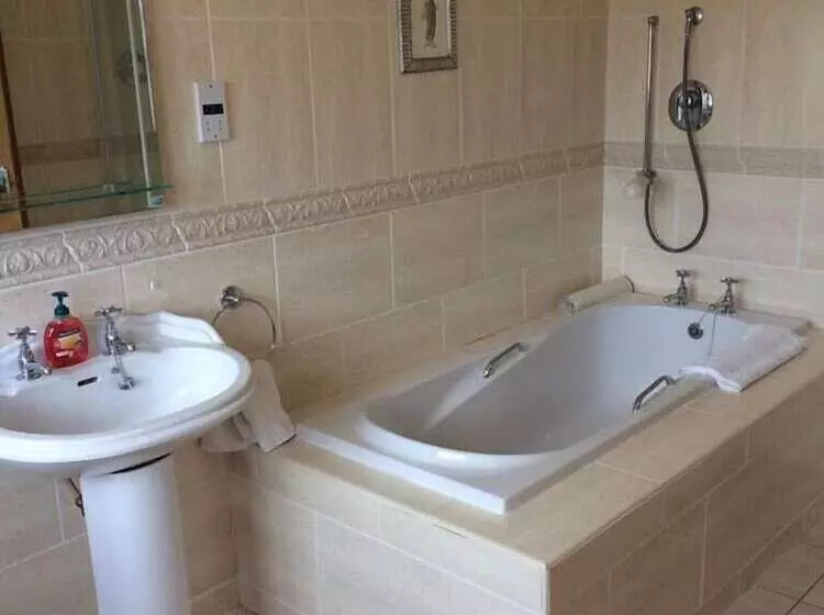 اتاق خانوادگی, Cashen Course House